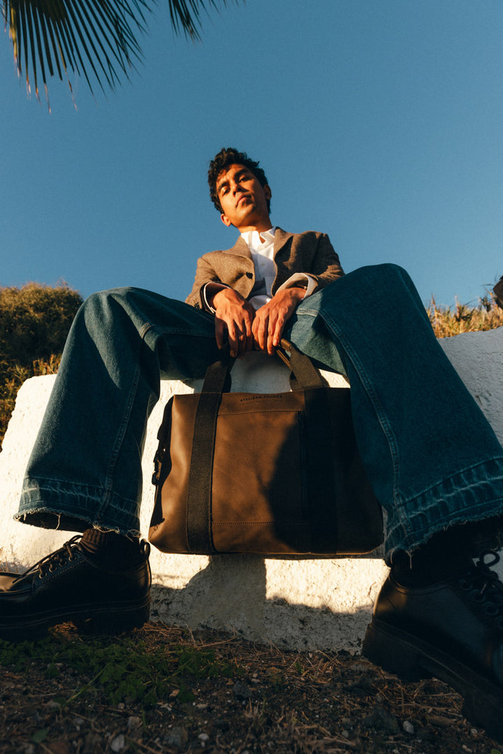 Sac de travail en cuir pleine fleur SOCRATE coloris kaki, porté à l’épaule n°2 – Ateliers Fourès