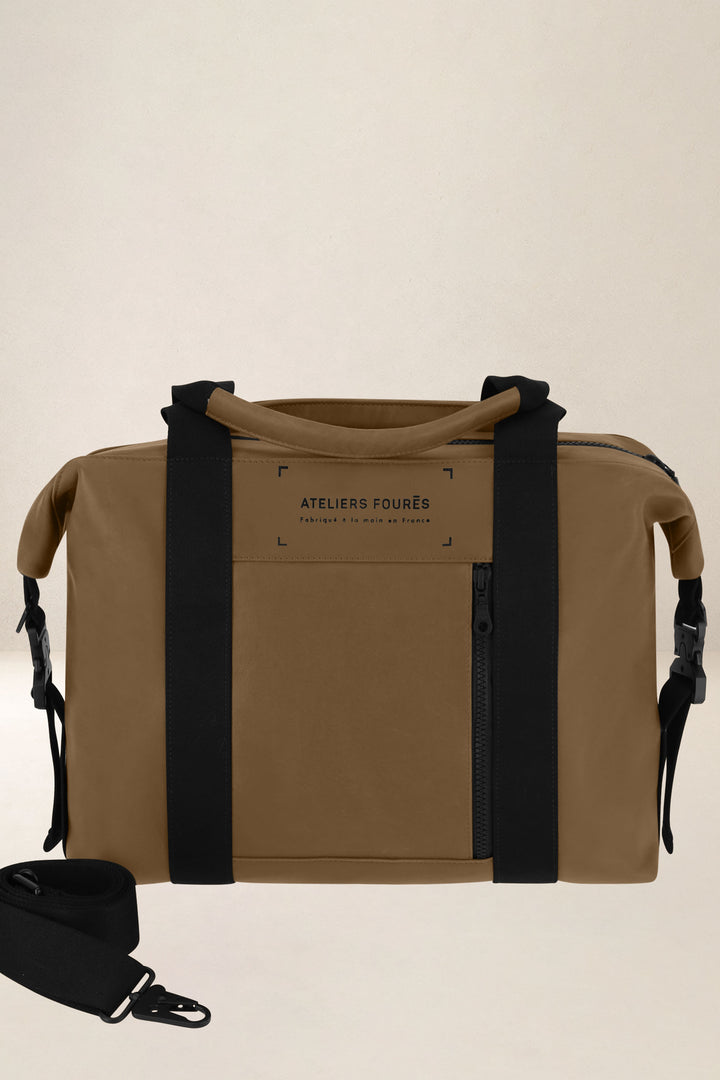 Sac de travail en cuir pleine fleur SOCRATE coloris desert, vue d’ensemble – Ateliers Fourès