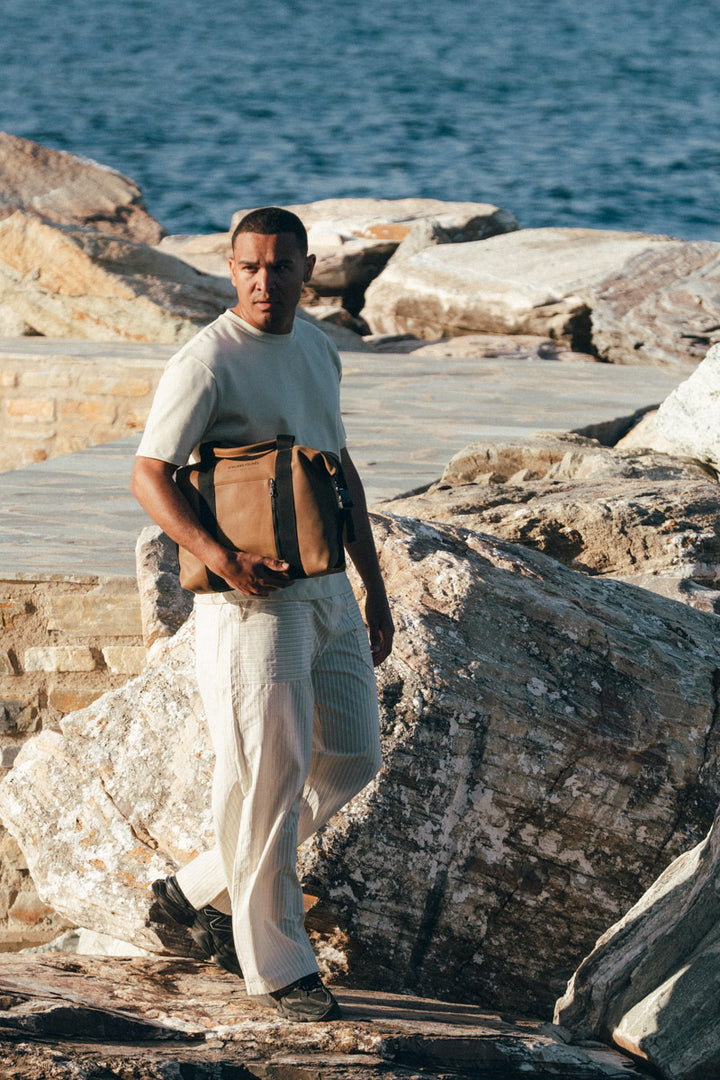 Sac de travail en cuir pleine fleur SOCRATE coloris desert, porté à l’épaule n°1 – Ateliers Fourès