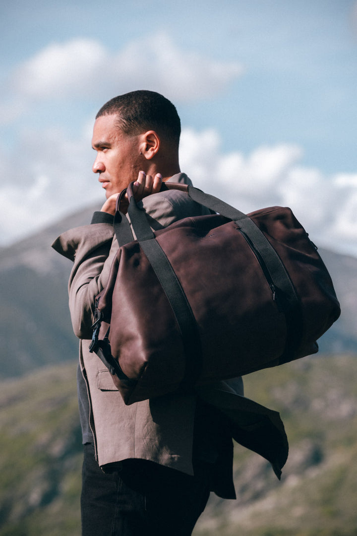 Sac de voyage en cuir pleine fleur SOCRATE coloris mustang, porté n°2 – Ateliers Fourès