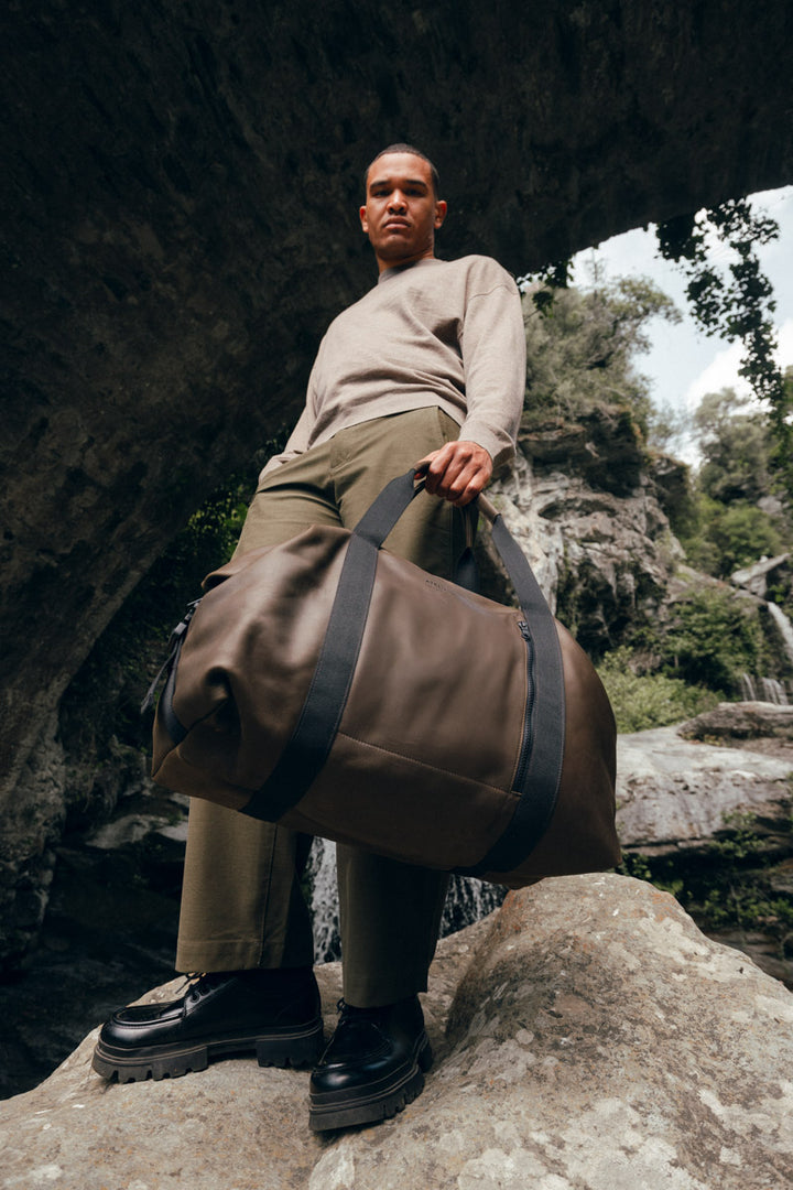 Sac de voyage en cuir pleine fleur SOCRATE coloris kaki, porté n°2 – Ateliers Fourès