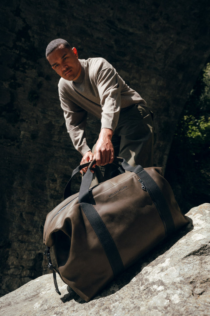 Sac de voyage en cuir pleine fleur SOCRATE coloris kaki, porté n°3 – Ateliers Fourès