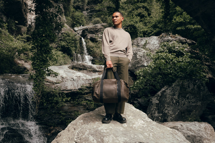 Sac de voyage en cuir pleine fleur SOCRATE coloris kaki, porté n°1 – Ateliers Fourès