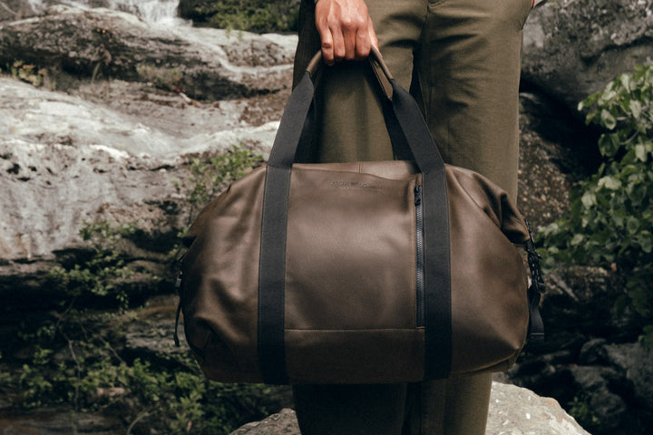 Sac de voyage en cuir pleine fleur SOCRATE coloris kaki, porté n°2 – Ateliers Fourès
