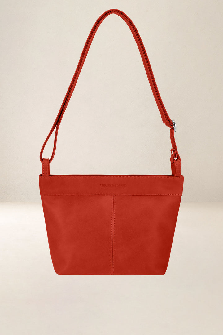 Sac seau en cuir pleine fleur PANDORE coloris orange confit, vue d’ensemble – Ateliers Fourès