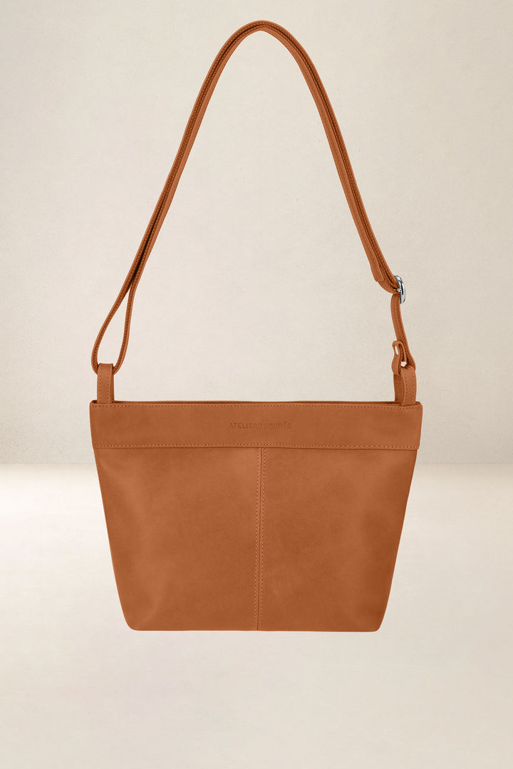 Sac seau en cuir pleine fleur PANDORE coloris lionne, vue d’ensemble – Ateliers Fourès