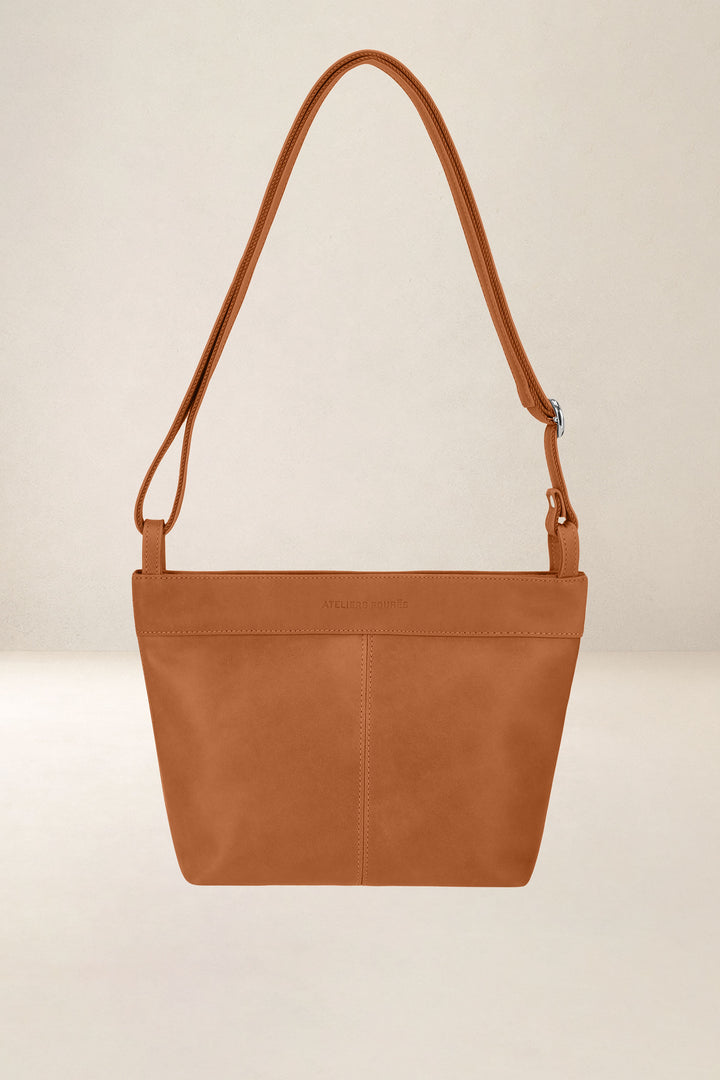 Sac seau en cuir pleine fleur PANDORE coloris lionne, vue de face – Ateliers Fourès