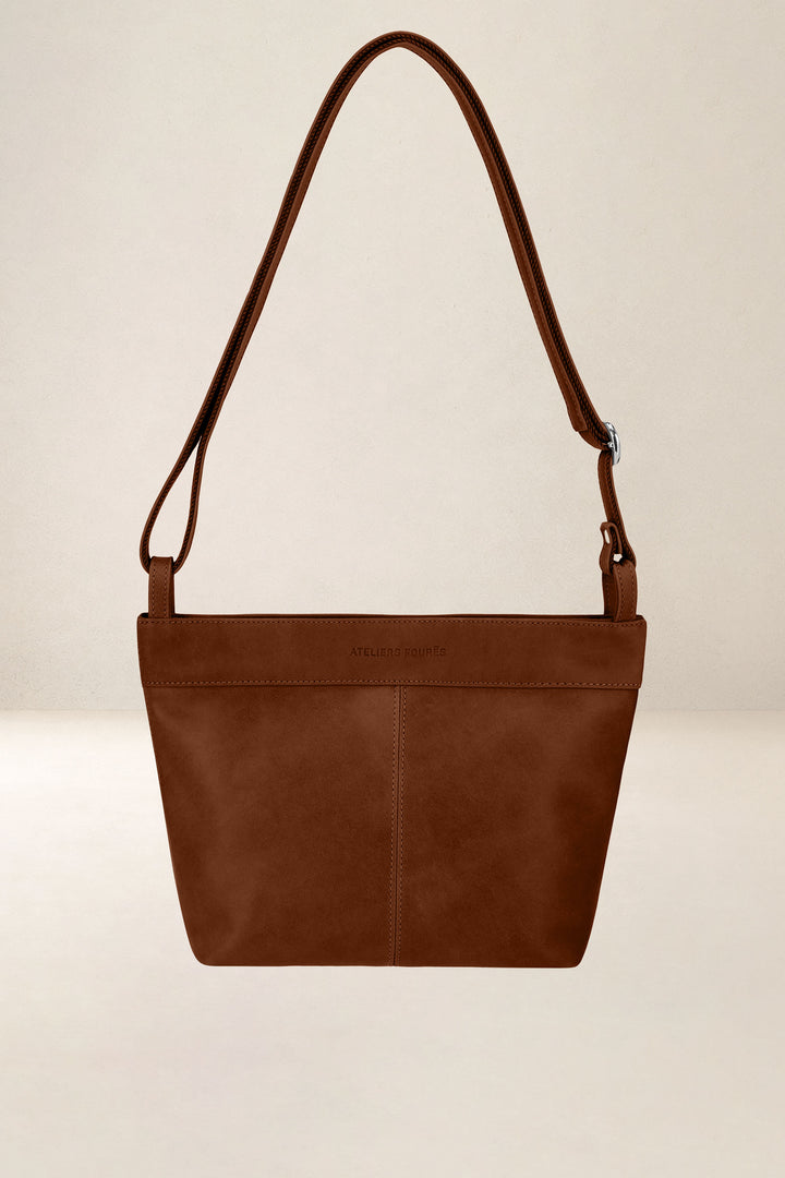 Sac seau en cuir pleine fleur PANDORE coloris fauve, vue d’ensemble – Ateliers Fourès