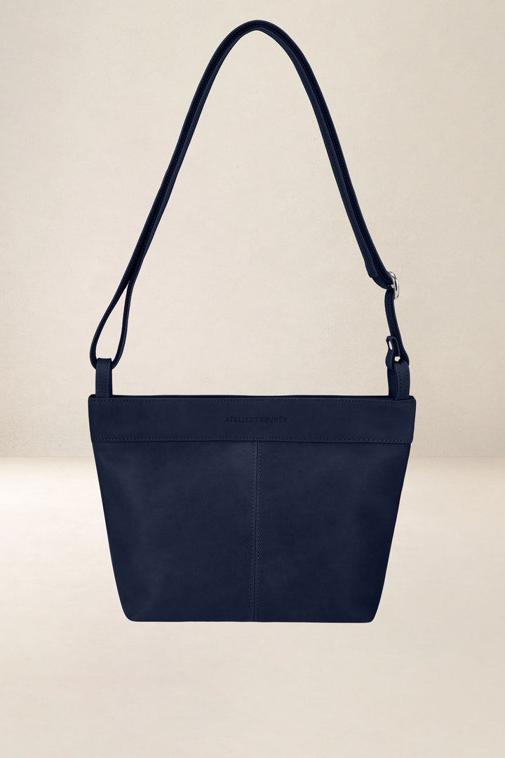 Sac seau en cuir pleine fleur PANDORE coloris minuit, vue d’ensemble – Ateliers Fourès