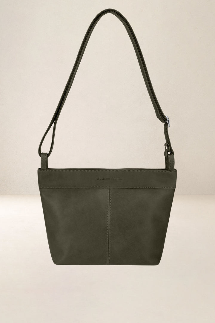 Sac seau en cuir pleine fleur PANDORE coloris kaki, vue d’ensemble – Ateliers Fourès