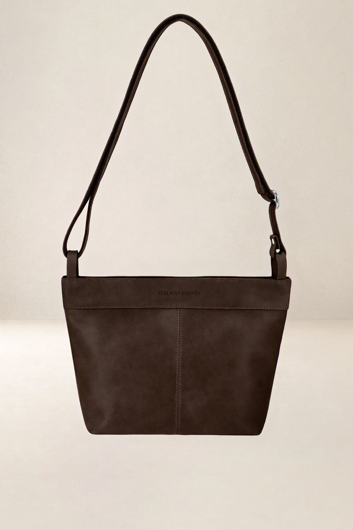 Sac seau en cuir pleine fleur PANDORE coloris chocolat, vue d’ensemble – Ateliers Fourès