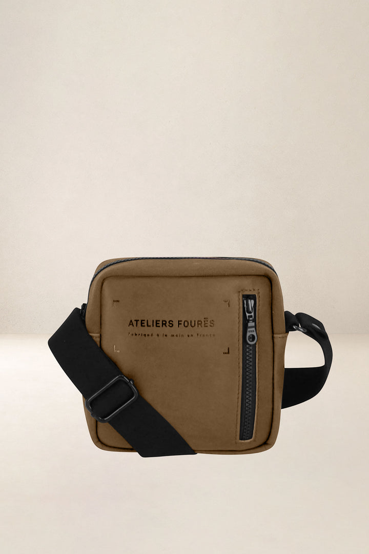Sacoche en cuir pleine fleur ARISTOTE coloris desert, vue d’ensemble – Ateliers Fourès