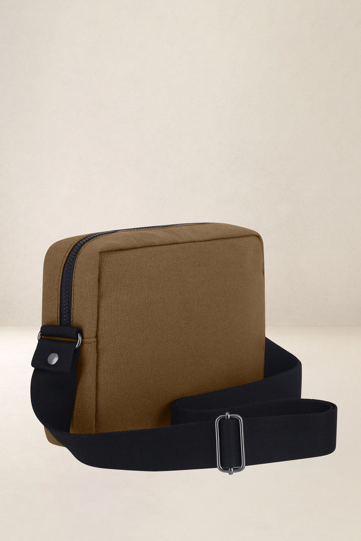 Sacoche en cuir pleine fleur ARISTOTE coloris desert, vue de profil n°2 – Ateliers Fourès