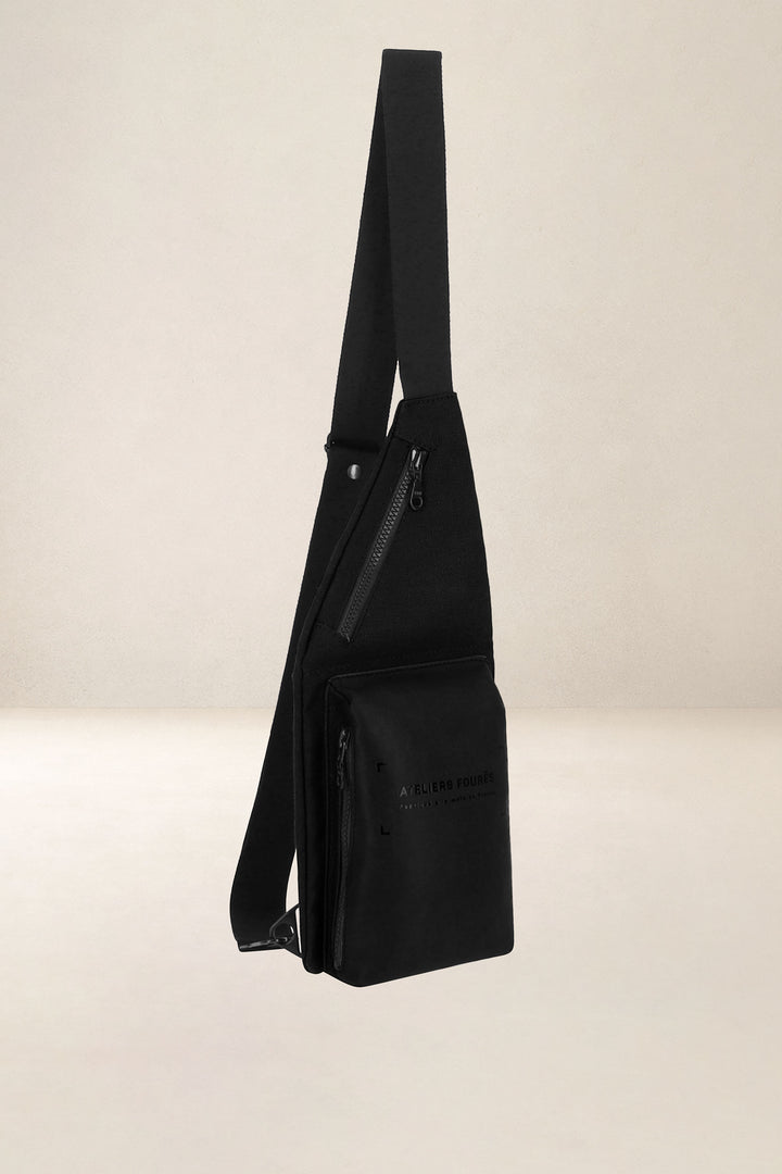 Holster en cuir pleine fleur ARISTOTE coloris noir, vue de profil n°1 – Ateliers Fourès