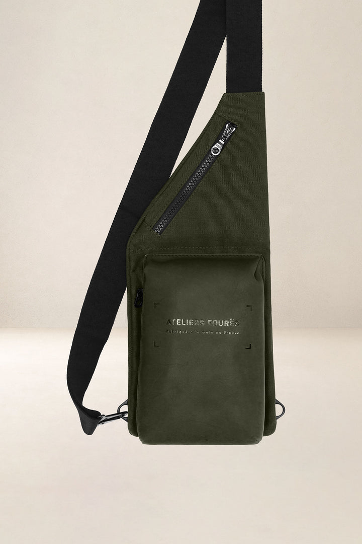 Holster en cuir pleine fleur ARISTOTE coloris kaki, vue d’ensemble – Ateliers Fourès