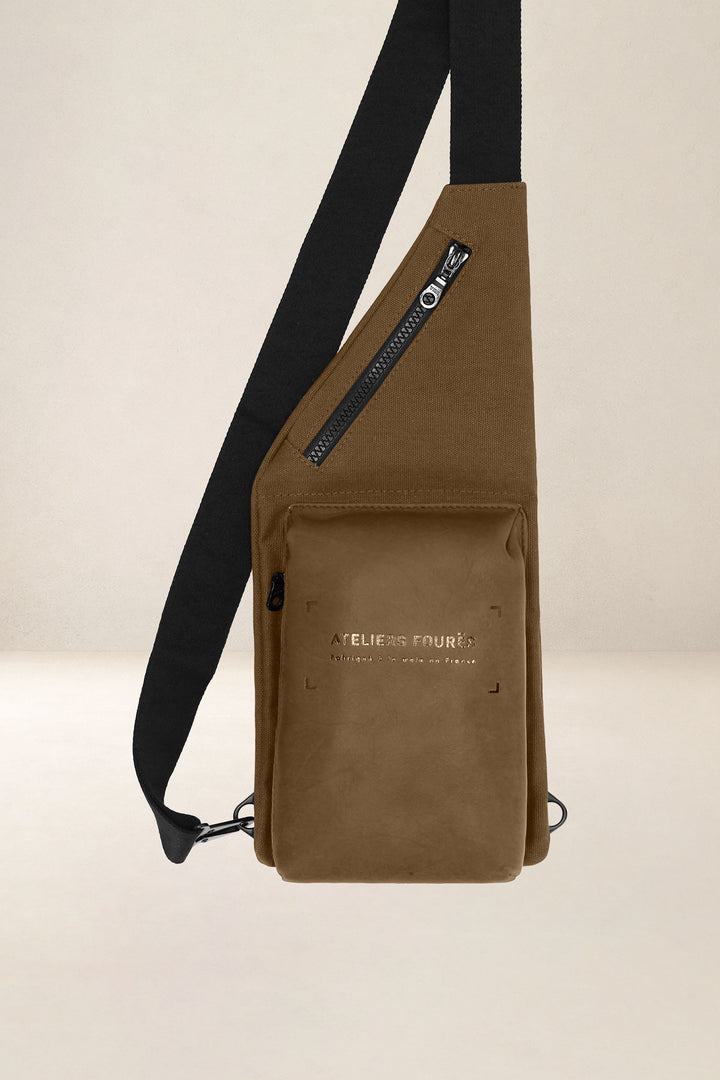 Holster en cuir pleine fleur ARISTOTE coloris desert, vue d’ensemble – Ateliers Fourès