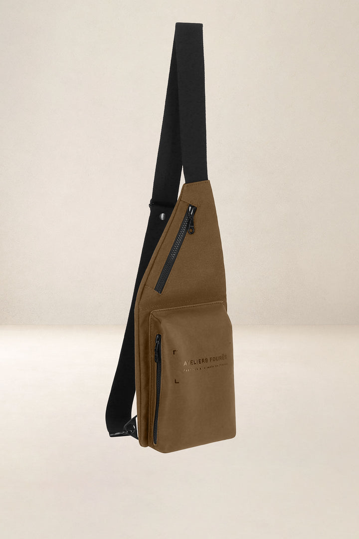 Holster en cuir pleine fleur ARISTOTE coloris desert, vue de profil n°1 – Ateliers Fourès
