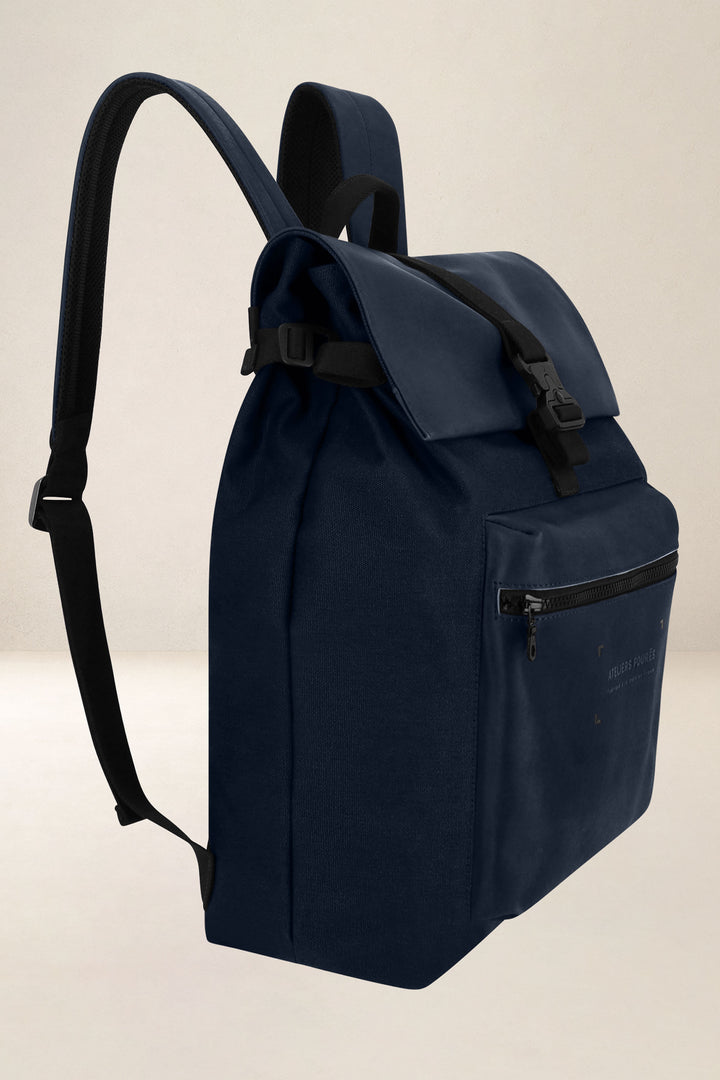 Sac à dos en cuir pleine fleur ARISTOTE coloris minuit, vue de profil n°1 – Ateliers Fourès