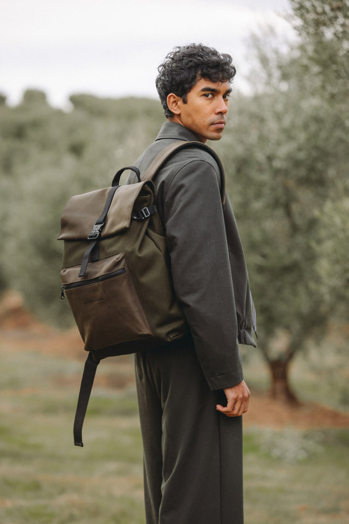 Sac à dos en cuir pleine fleur ARISTOTE coloris kaki, porté n°1 – Ateliers Fourès