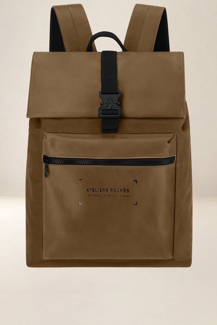 Sac à dos en cuir pleine fleur ARISTOTE coloris desert, vue d’ensemble – Ateliers Fourès