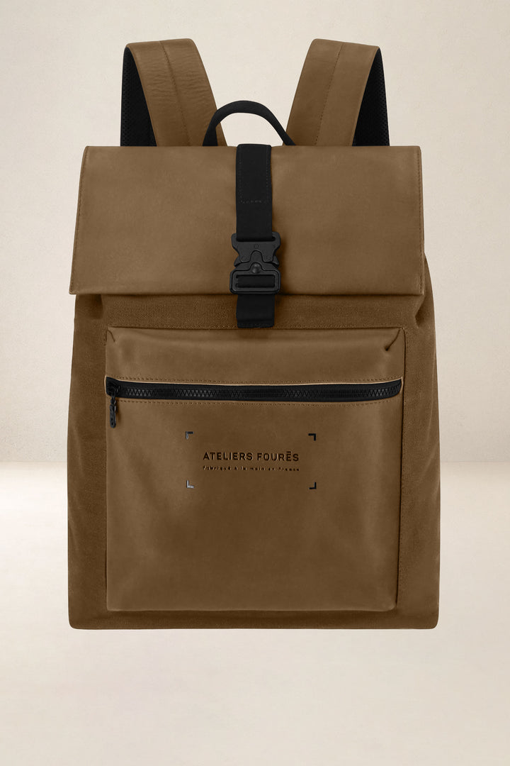 Sac à dos en cuir pleine fleur ARISTOTE coloris desert, vue de face – Ateliers Fourès
