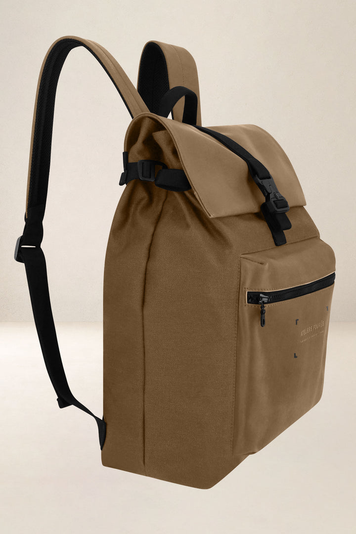 Sac à dos en cuir pleine fleur ARISTOTE coloris desert, vue de profil n°1 – Ateliers Fourès