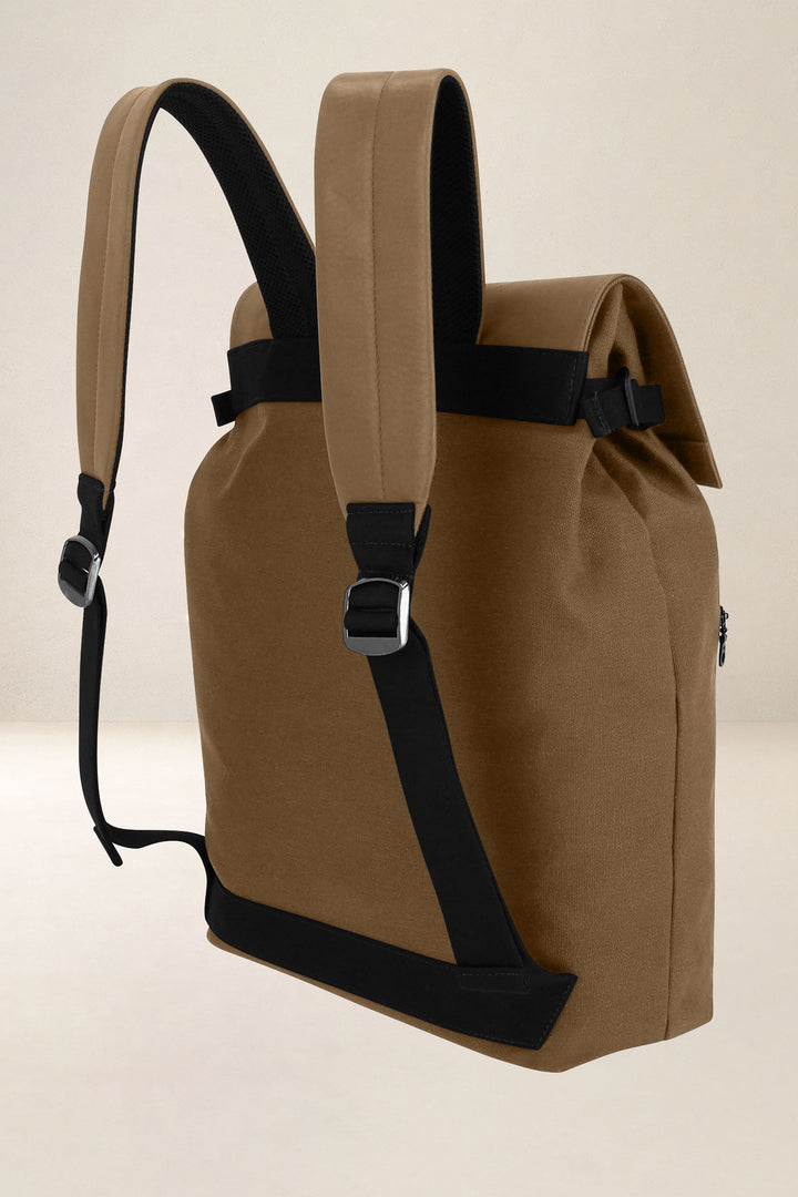 Sac à dos en cuir pleine fleur ARISTOTE coloris desert, vue de profil n°2 – Ateliers Fourès