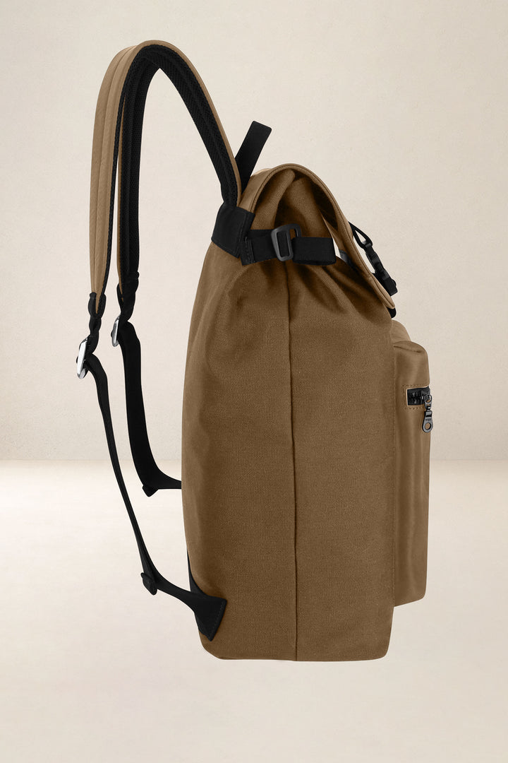 Sac à dos en cuir pleine fleur ARISTOTE coloris desert, vue de profil n°3 – Ateliers Fourès