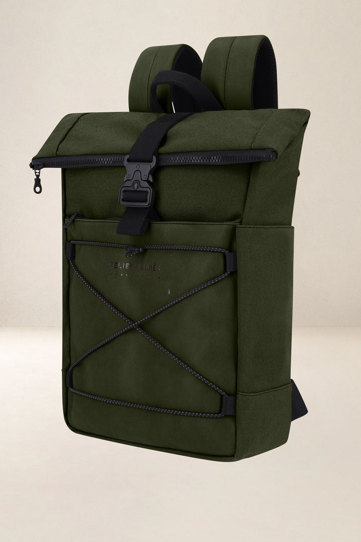 Sac à dos en cuir pleine fleur ARISTOTE coloris kaki, vue de profil n°1 – Ateliers Fourès