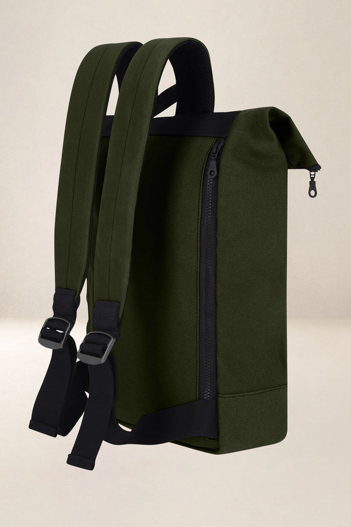 Sac à dos en cuir pleine fleur ARISTOTE coloris kaki, vue de profil n°2 – Ateliers Fourès