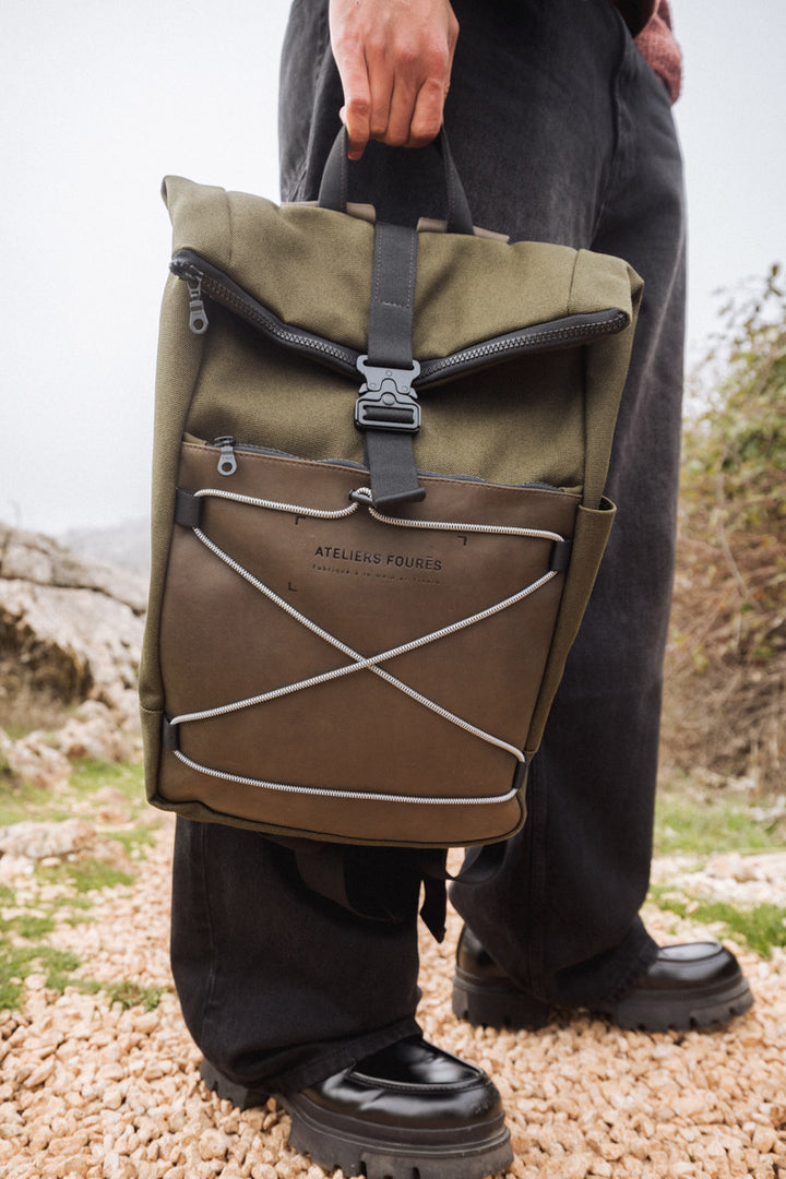 Sac à dos en cuir pleine fleur ARISTOTE coloris kaki, porté n°2 – Ateliers Fourès