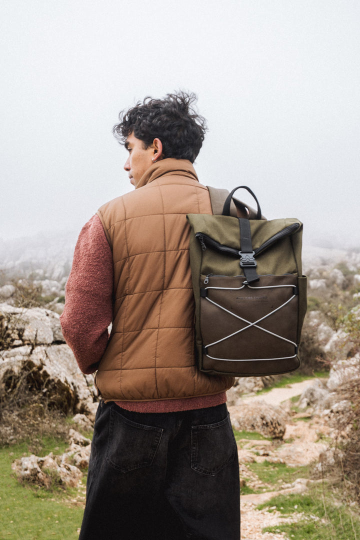 Sac à dos en cuir pleine fleur ARISTOTE coloris kaki, porté n°4 – Ateliers Fourès