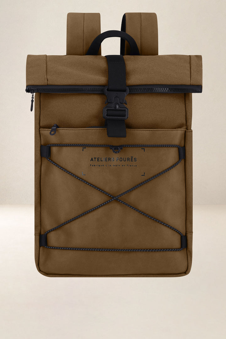 Sac à dos en cuir pleine fleur ARISTOTE coloris desert, vue d’ensemble – Ateliers Fourès