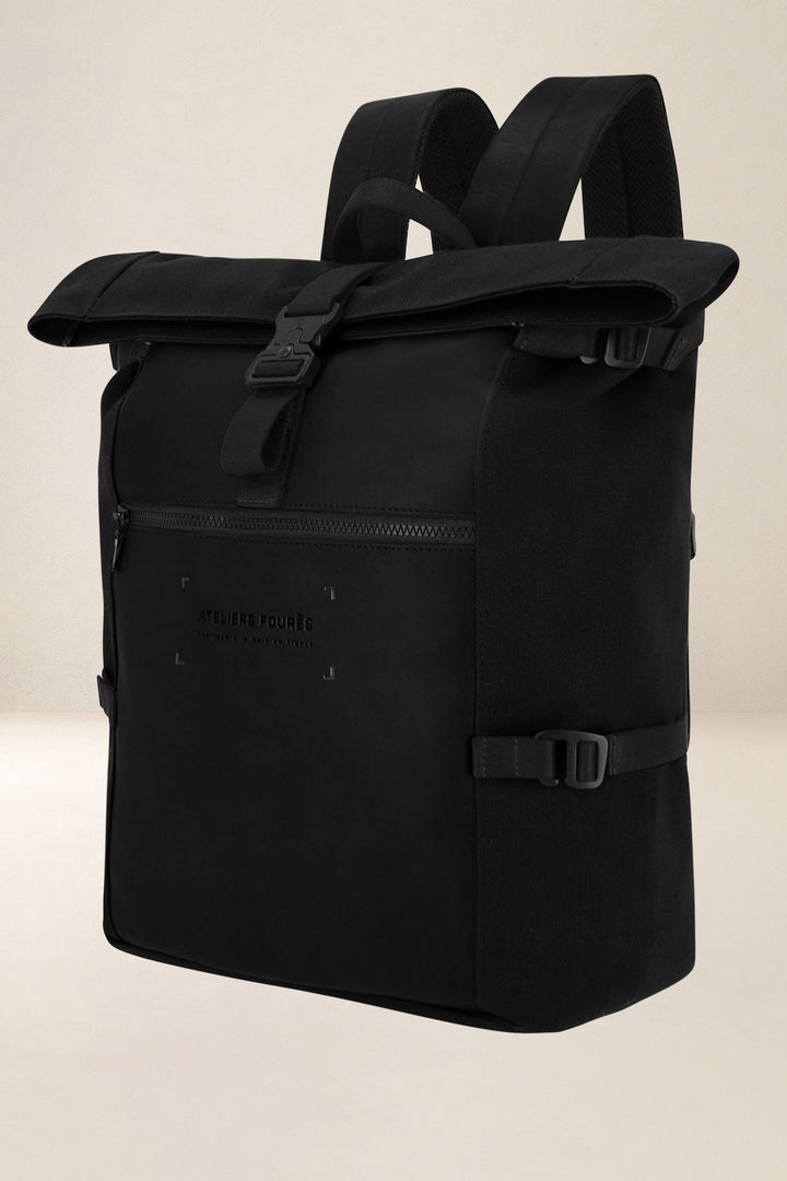 Sac à dos en cuir pleine fleur ARISTOTE coloris noir, vue de profil n°1 – Ateliers Fourès