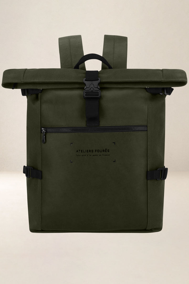 Sac à dos en cuir pleine fleur ARISTOTE coloris kaki, vue d’ensemble – Ateliers Fourès