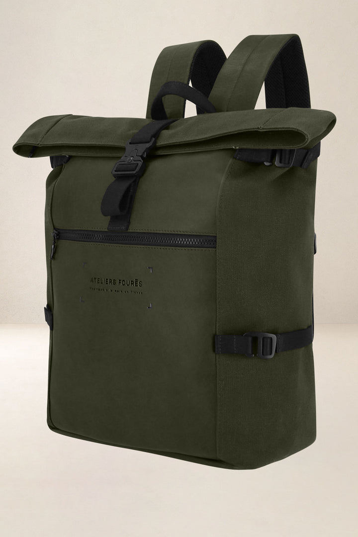 Sac à dos en cuir pleine fleur ARISTOTE coloris kaki, vue de profil n°1 – Ateliers Fourès
