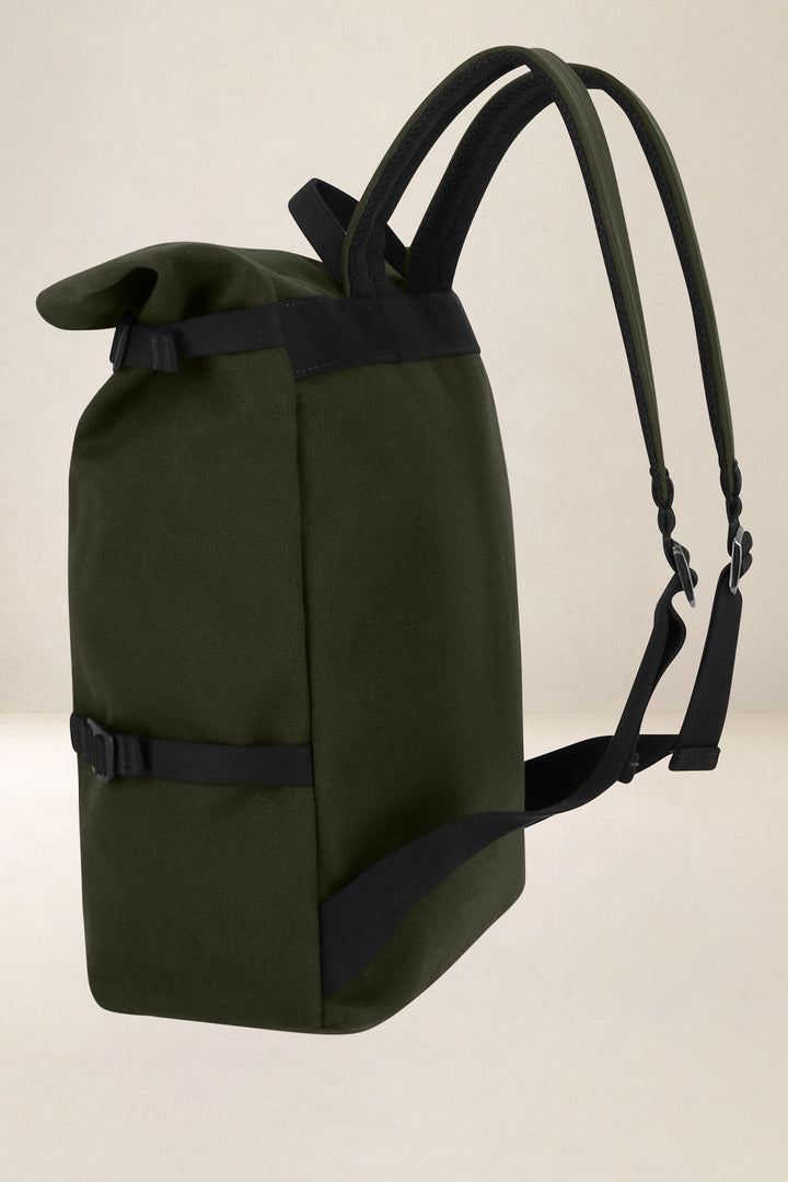 Sac à dos en cuir pleine fleur ARISTOTE coloris kaki, vue de profil n°2 – Ateliers Fourès