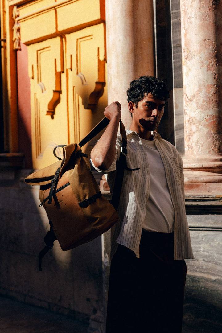 Sac à dos en cuir pleine fleur ARISTOTE coloris desert, porté n°1 – Ateliers Fourès