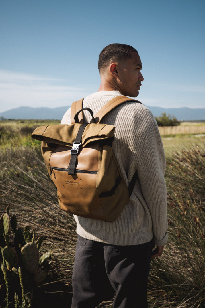 Sac à dos Aristote plié en coloris désert