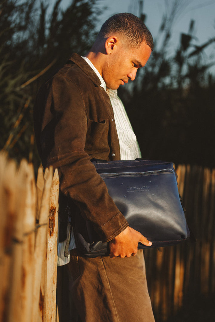 Sac de travail en cuir pleine fleur ARISTOTE coloris minuit, porté n°2 – Ateliers Fourès