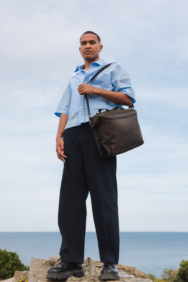Sac de travail en cuir pleine fleur ARISTOTE coloris kaki, porté n°1 – Ateliers Fourès