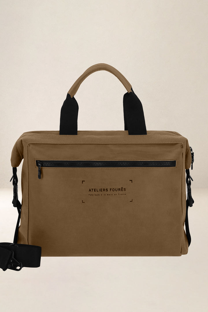 Sac de travail en cuir pleine fleur ARISTOTE coloris desert, vue d’ensemble – Ateliers Fourès
