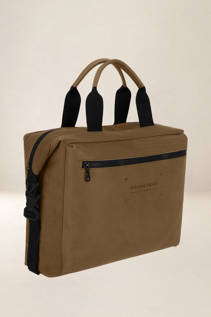 Sac de travail en cuir pleine fleur ARISTOTE coloris desert, vue de profil n°1 – Ateliers Fourès