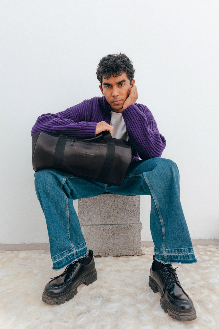 Sac de voyage en cuir pleine fleur ARISTOTE coloris noir, porté n°1 – Ateliers Fourès