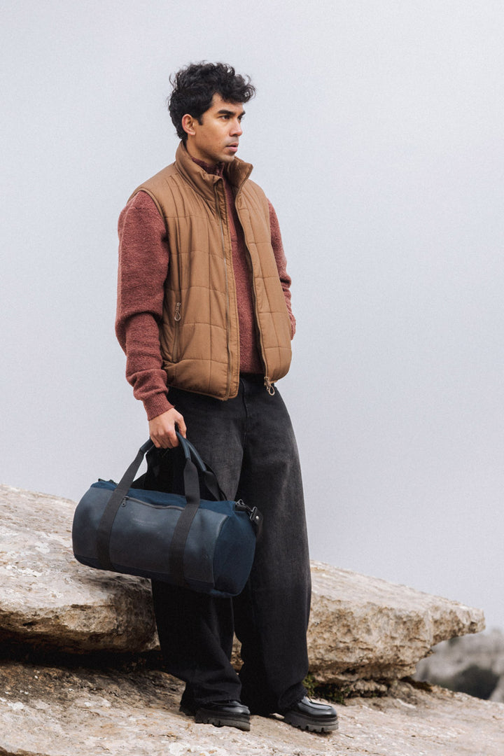 Sac de voyage en cuir pleine fleur ARISTOTE coloris minuit, porté n°1 – Ateliers Fourès