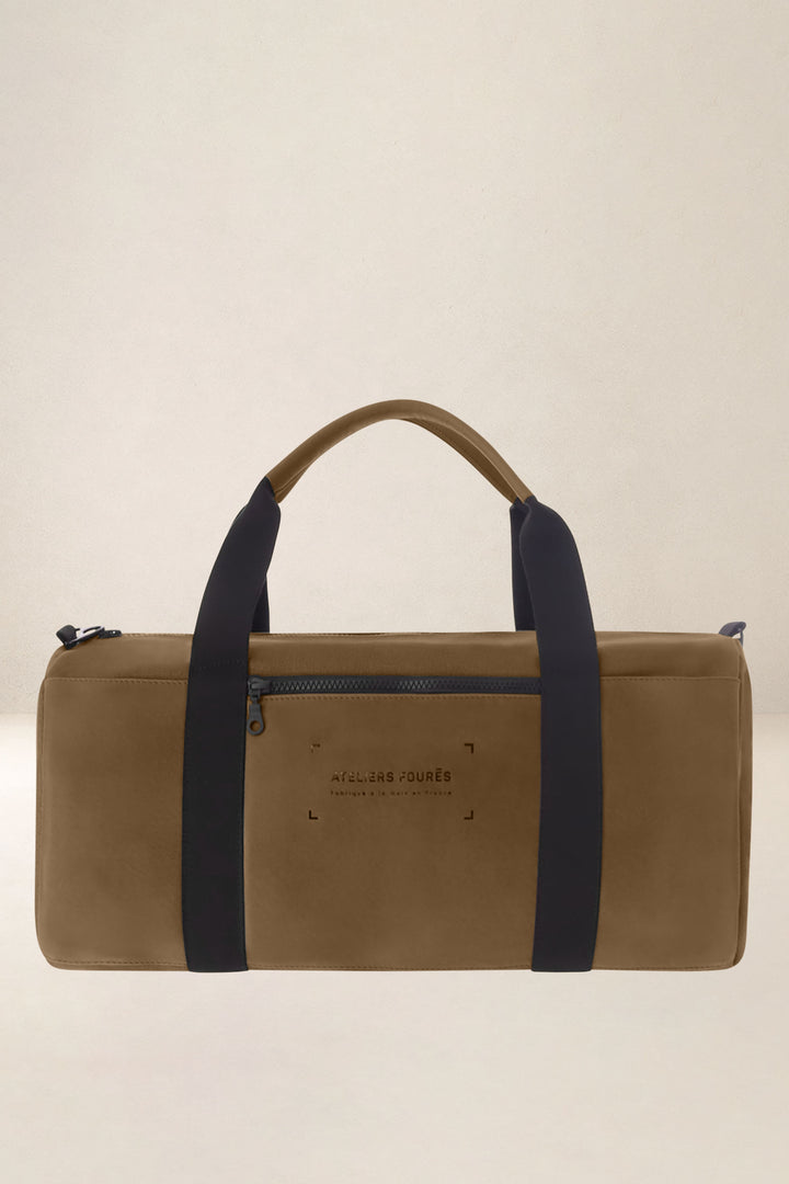 Sac de voyage en cuir pleine fleur ARISTOTE coloris desert, vue d’ensemble – Ateliers Fourès