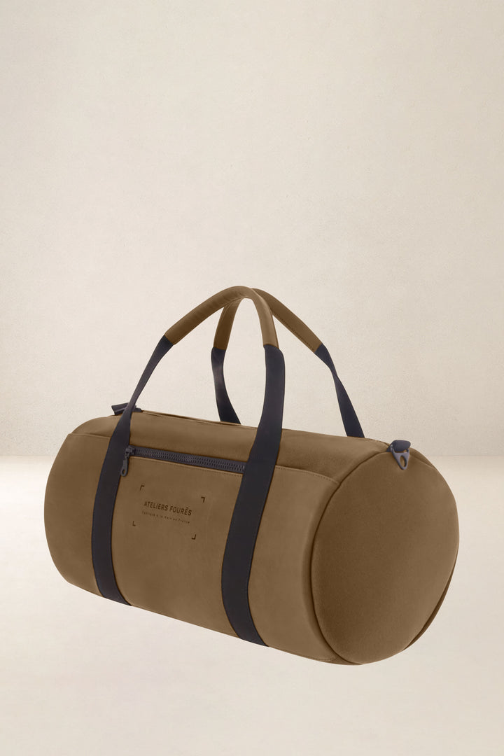 Sac de voyage en cuir pleine fleur ARISTOTE coloris desert, vue de profil n°1 – Ateliers Fourès