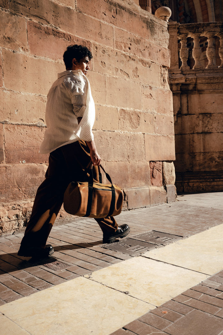 Sac de voyage en cuir pleine fleur ARISTOTE coloris desert, porté n°2 – Ateliers Fourès