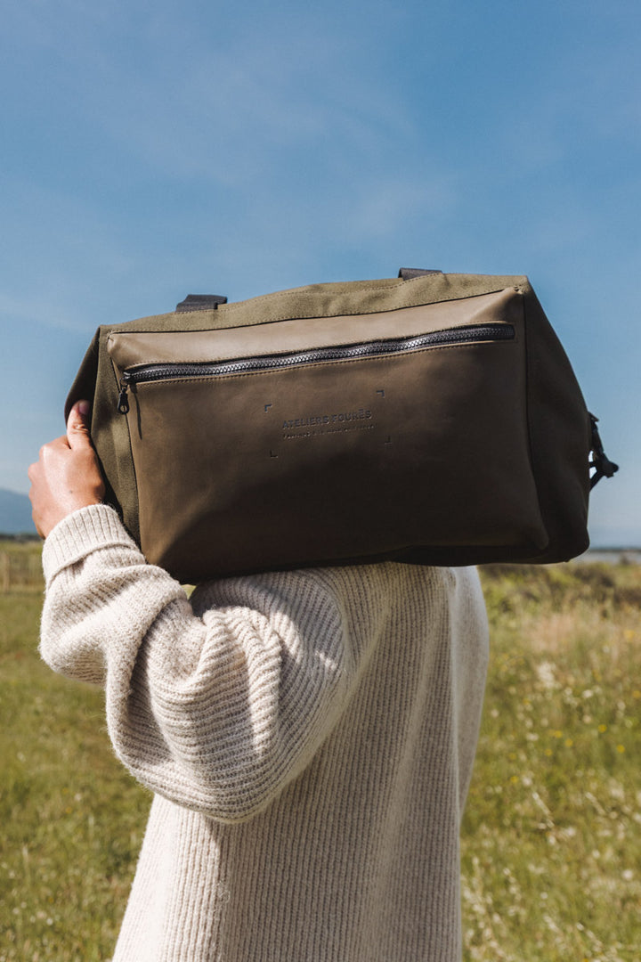 Sac de voyage en cuir pleine fleur ARISTOTE coloris kaki, porté n°1 – Ateliers Fourès