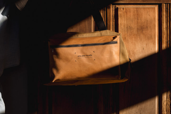 Sac de voyage en cuir pleine fleur ARISTOTE coloris desert, porté n°2 – Ateliers Fourès